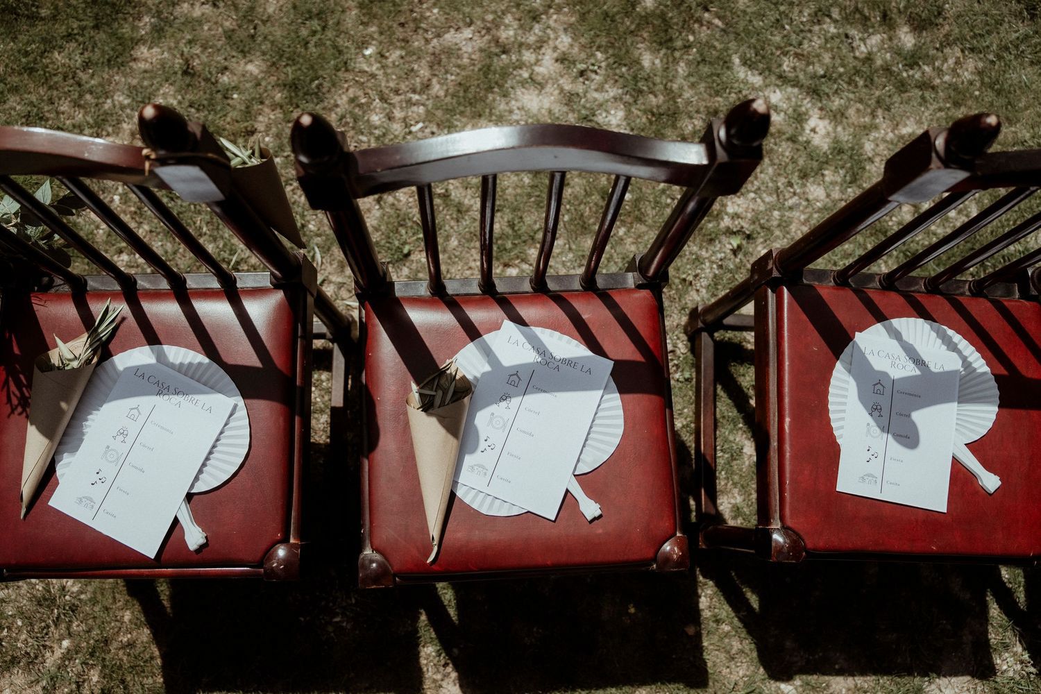 Detalles de sillas de ceremonia al aire libre – fotografía de bodas Madrid