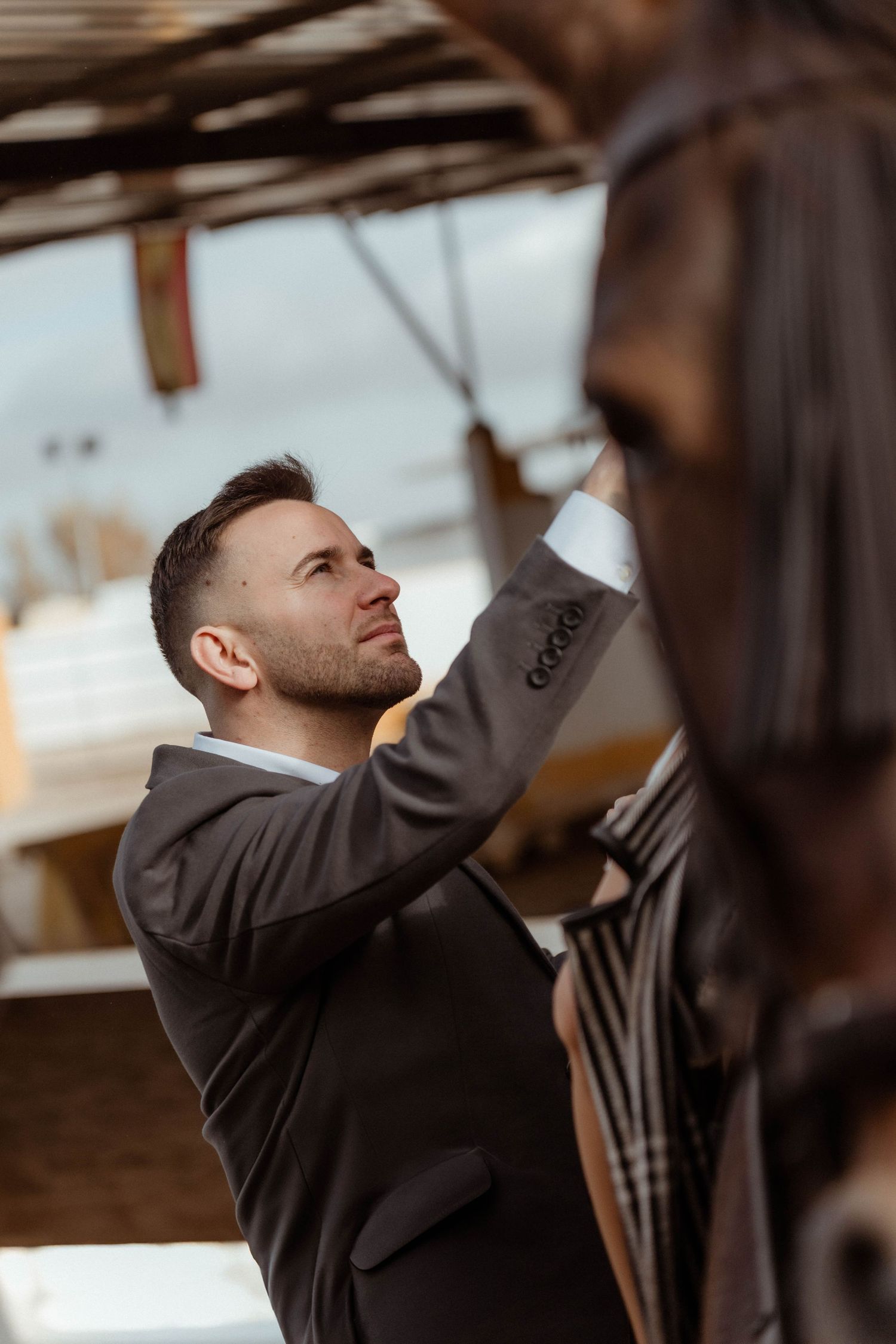 Preparativos de novio en finca – fotografía de bodas Madrid
