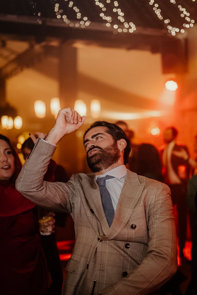 Novio bailando durante la fiesta de boda – fotógrafo de bodas Madrid