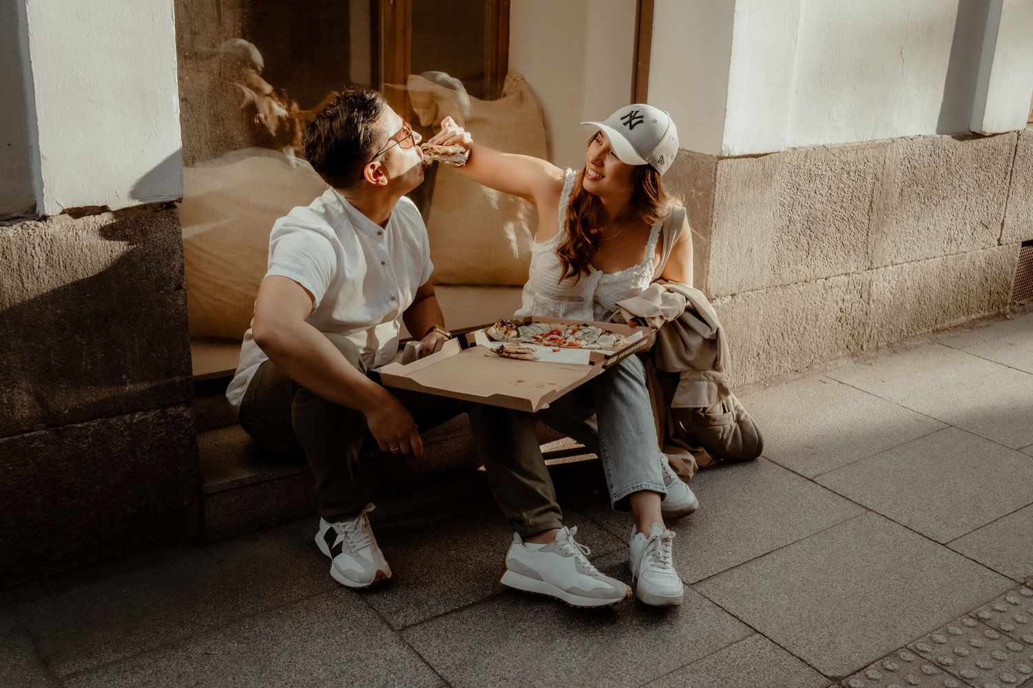 Pareja besándose en cafetería durante preboda – fotografía de bodas Madrid