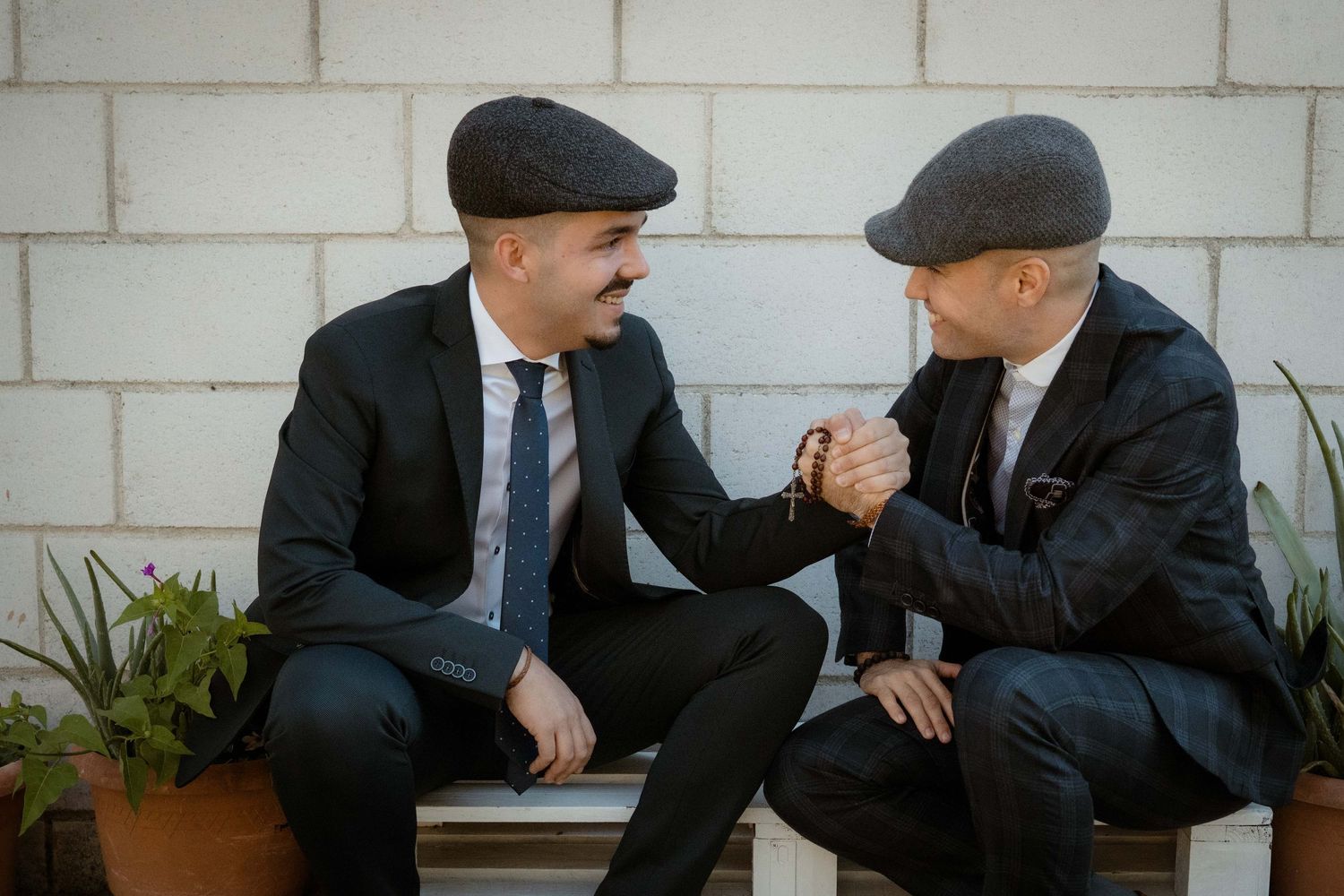 Preparativos de novio con traje clásico – fotografía de bodas Madrid
