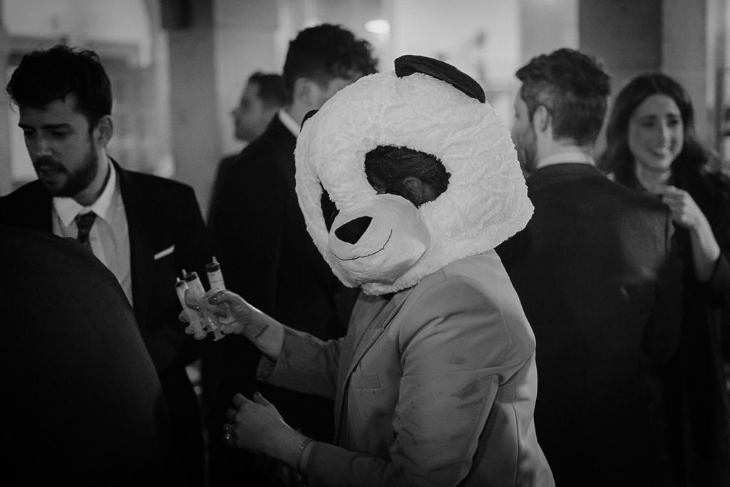 Invitado con máscara panda durante la fiesta – fotografía documental de bodas Madrid