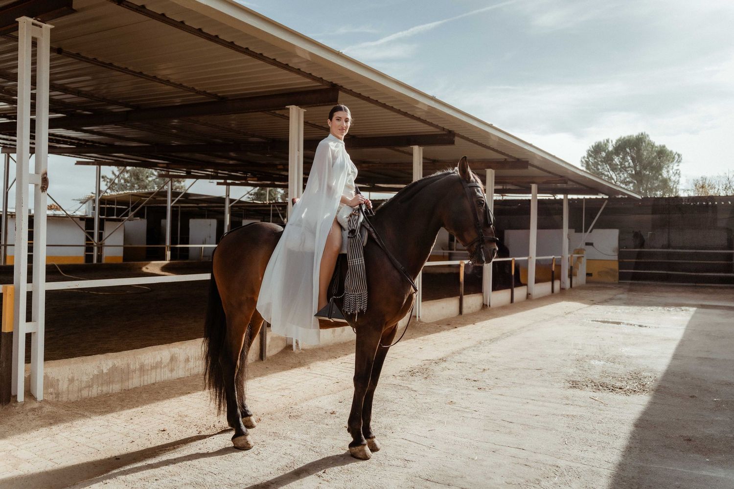 Novia montando a caballo en una sesión postboda – fotógrafo de bodas Madrid