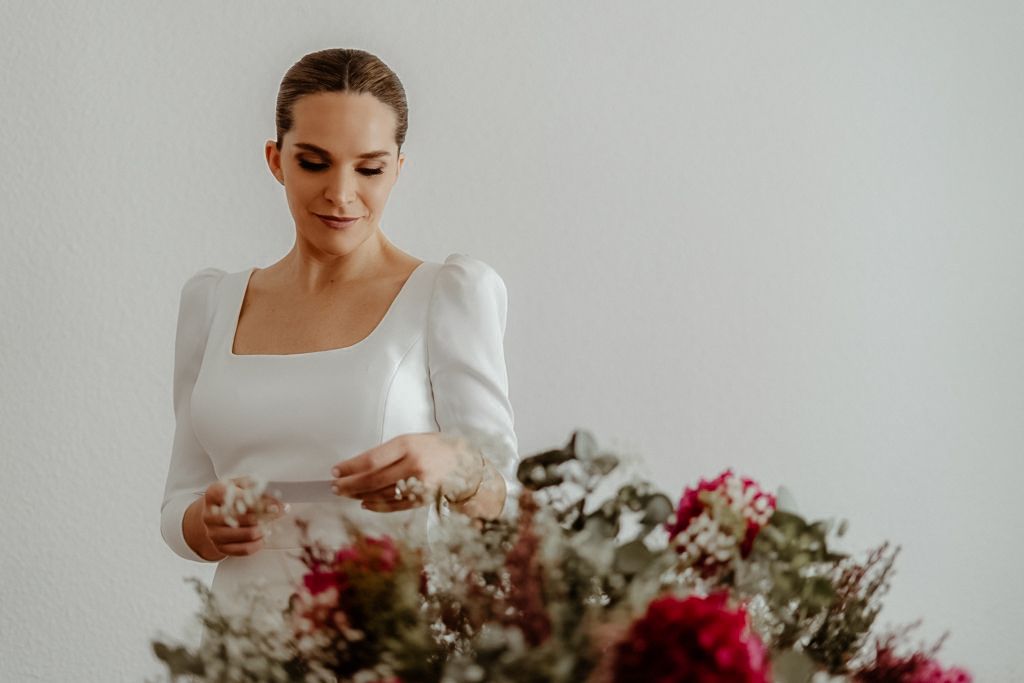 Novia durante los preparativos con flores – fotógrafo de bodas Madrid