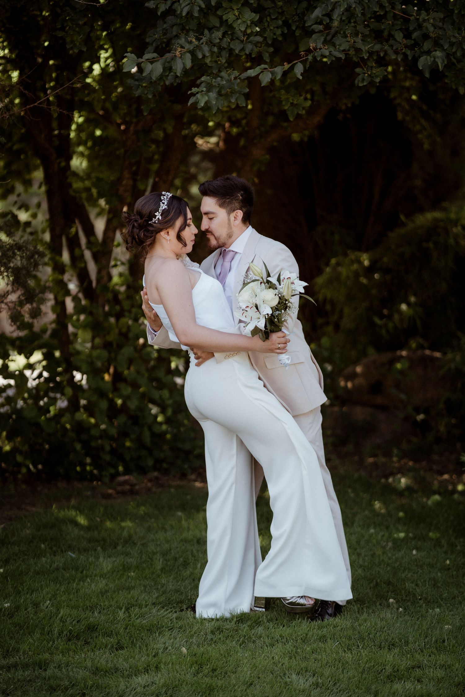 Pareja abrazándose en exterior – fotografía de bodas Madrid natural