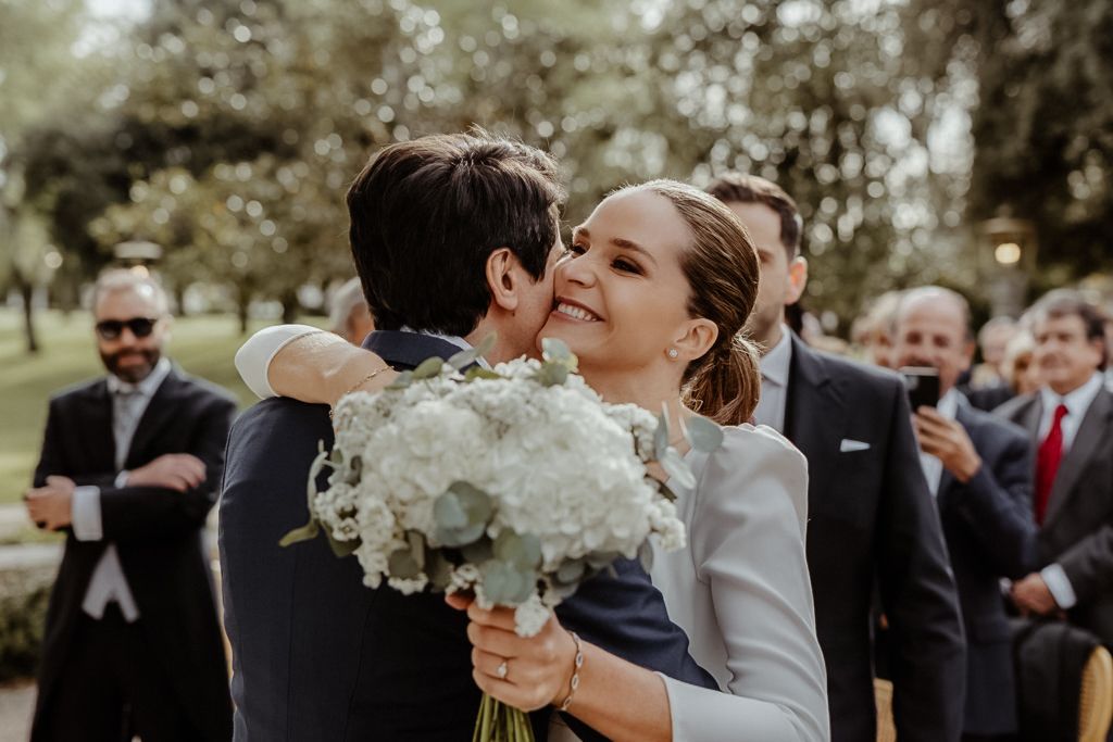 Abrazo de novios después de la ceremonia – fotografía de bodas Madrid
