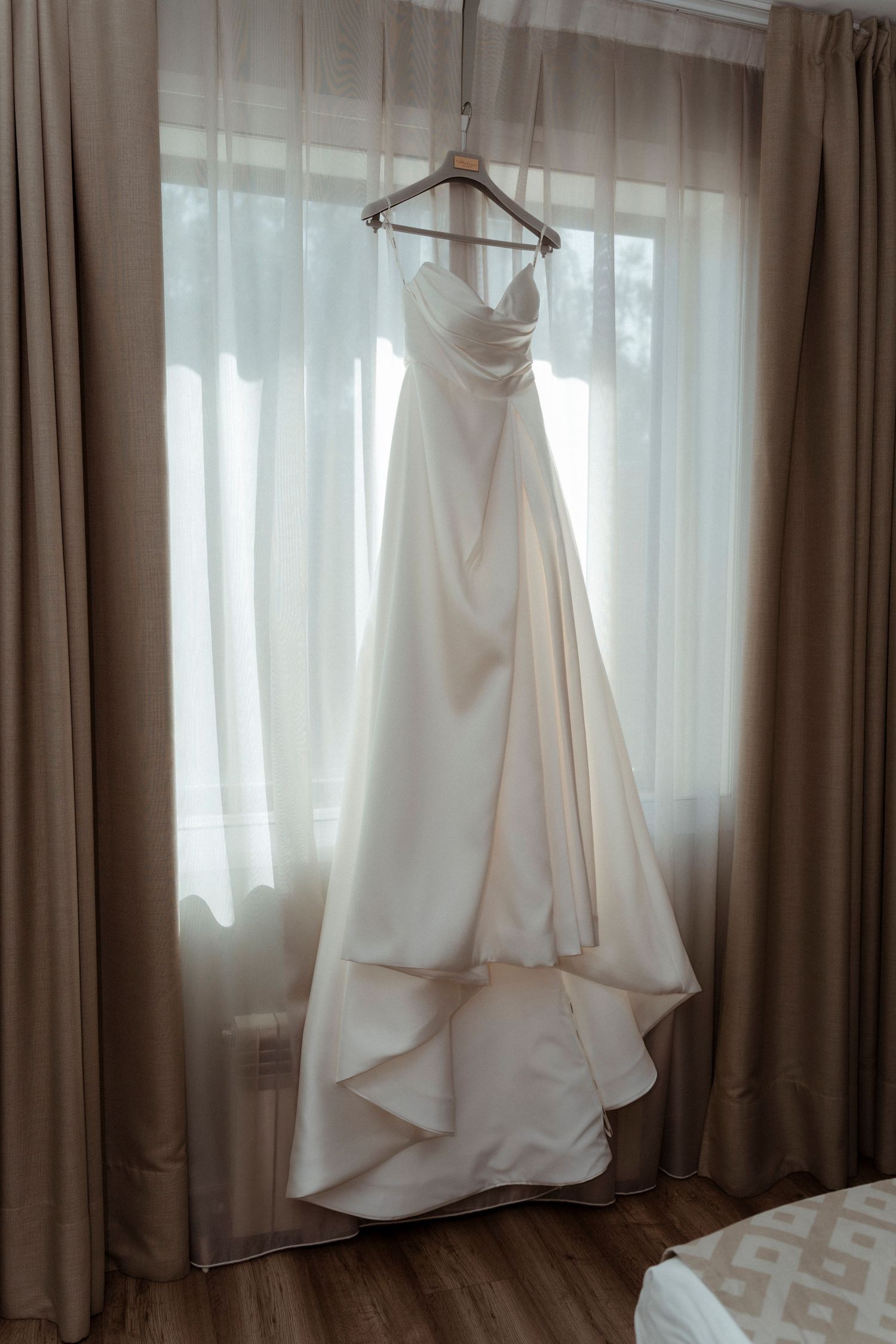 Vestido de novia colgado antes de la boda – fotografía de preparativos Madrid