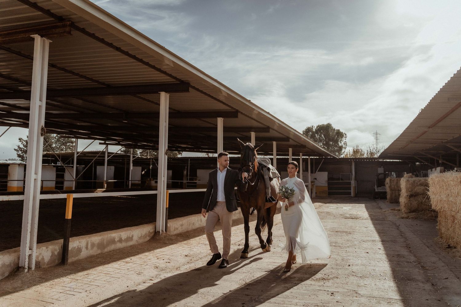Novios caminando con caballo en finca – fotografía de bodas Madrid