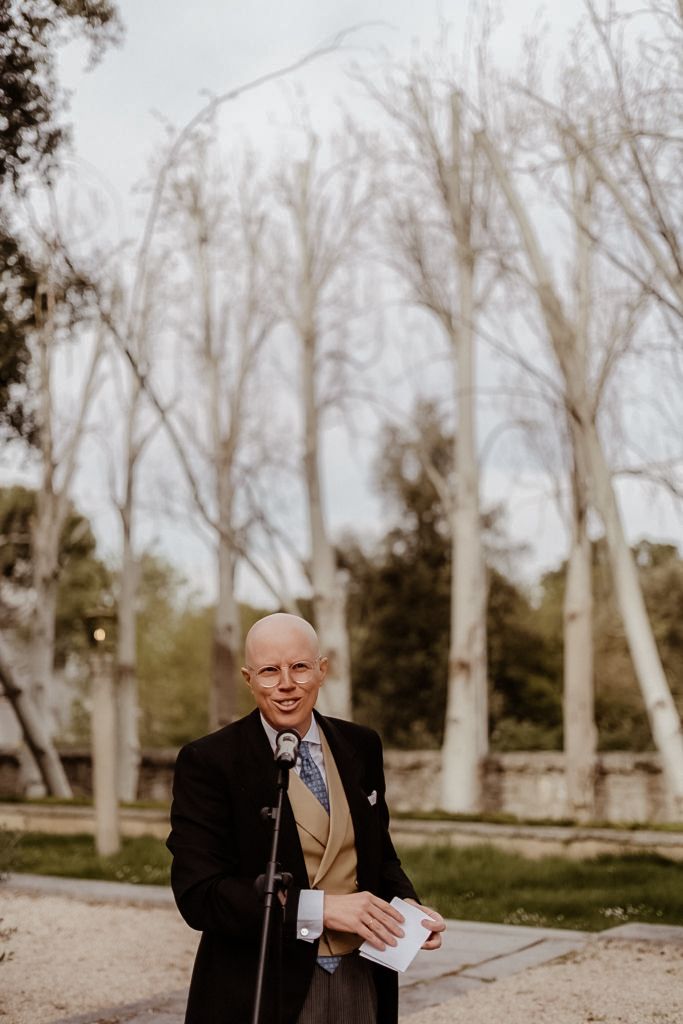 Invitado elegante en exteriores durante boda – fotógrafo de bodas Madrid