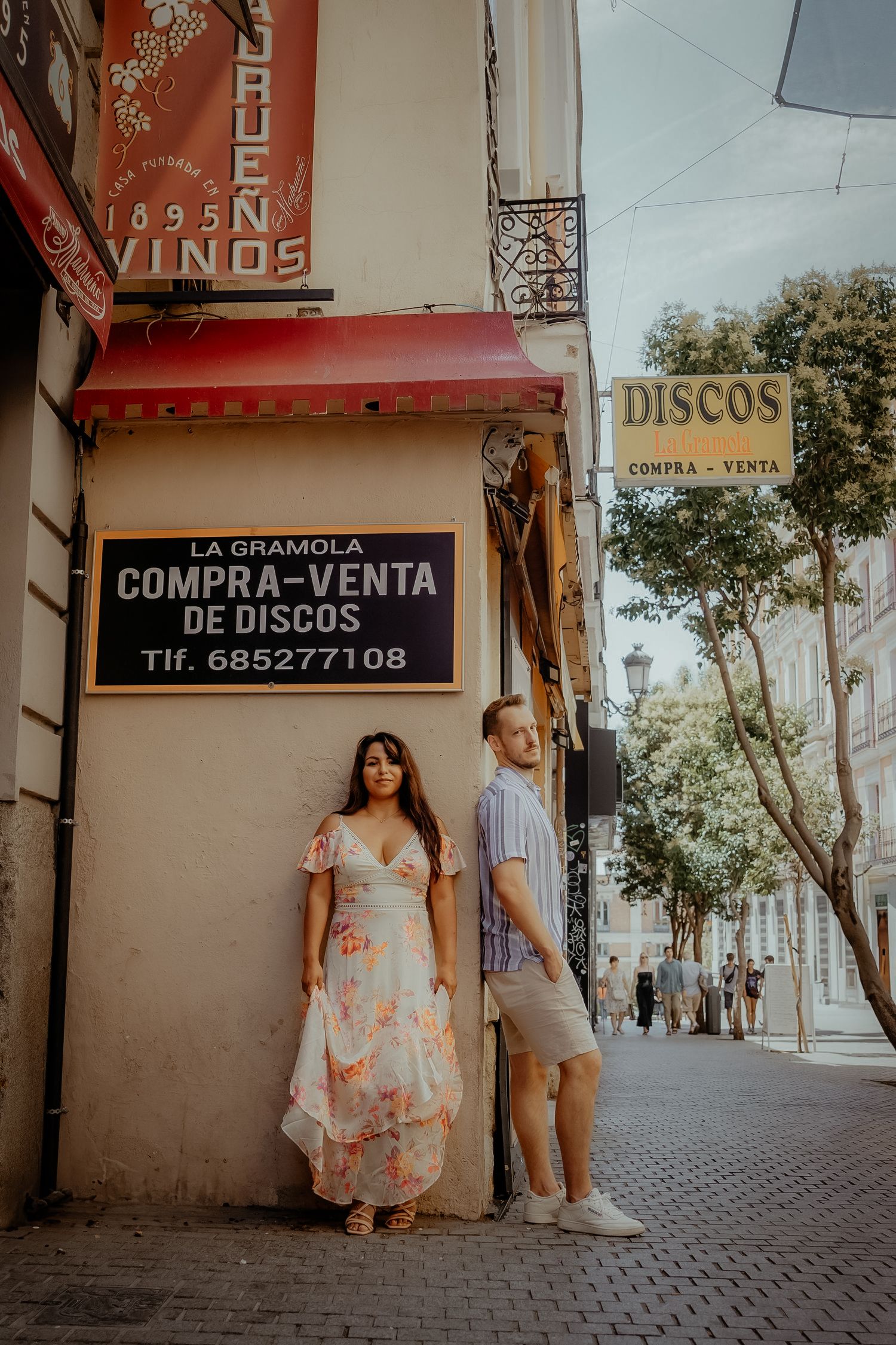 Sesión de pareja en calles de Madrid – fotógrafo de bodas natural