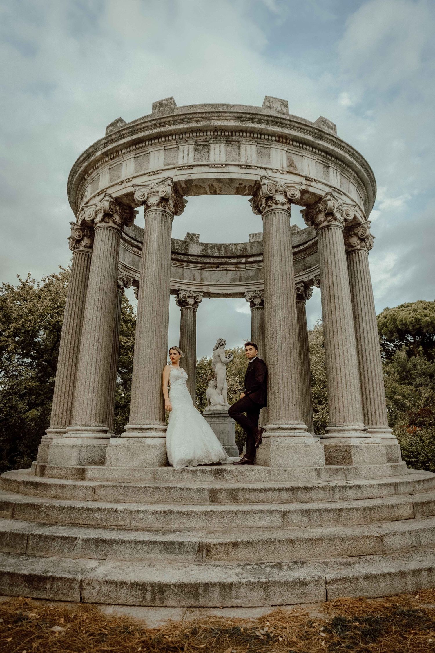 Sesión de pareja en monumento clásico – fotógrafo de bodas Madrid