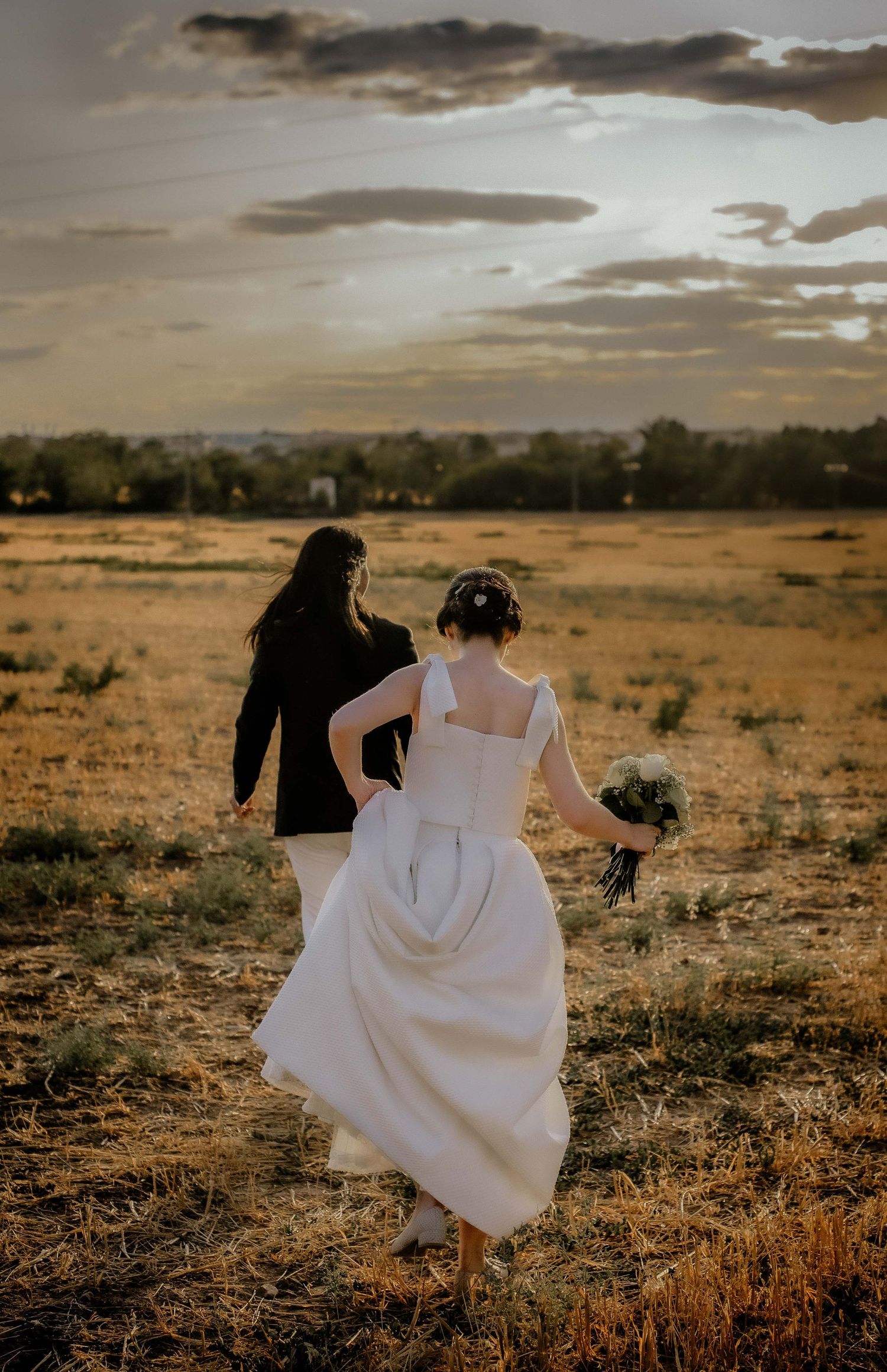 Sesión de pareja al atardecer en campo – fotógrafo de bodas Madrid