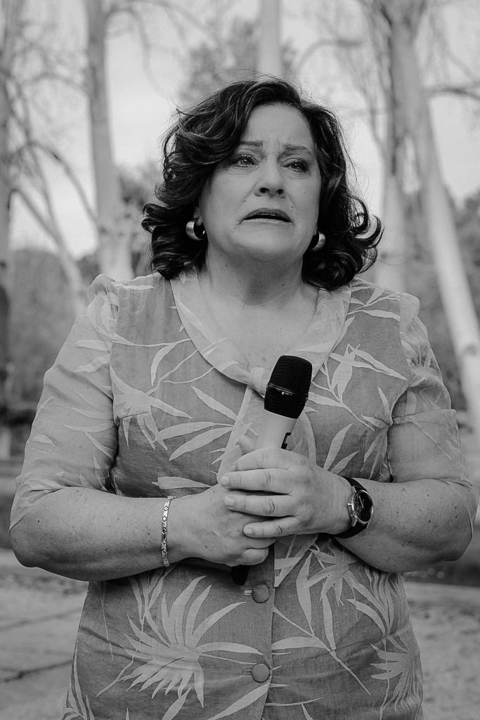 Retrato invitada en blanco y negro durante boda – fotografía documental Madrid