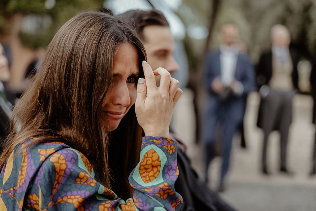 Invitada emocionada durante ceremonia – fotógrafo de bodas Madrid