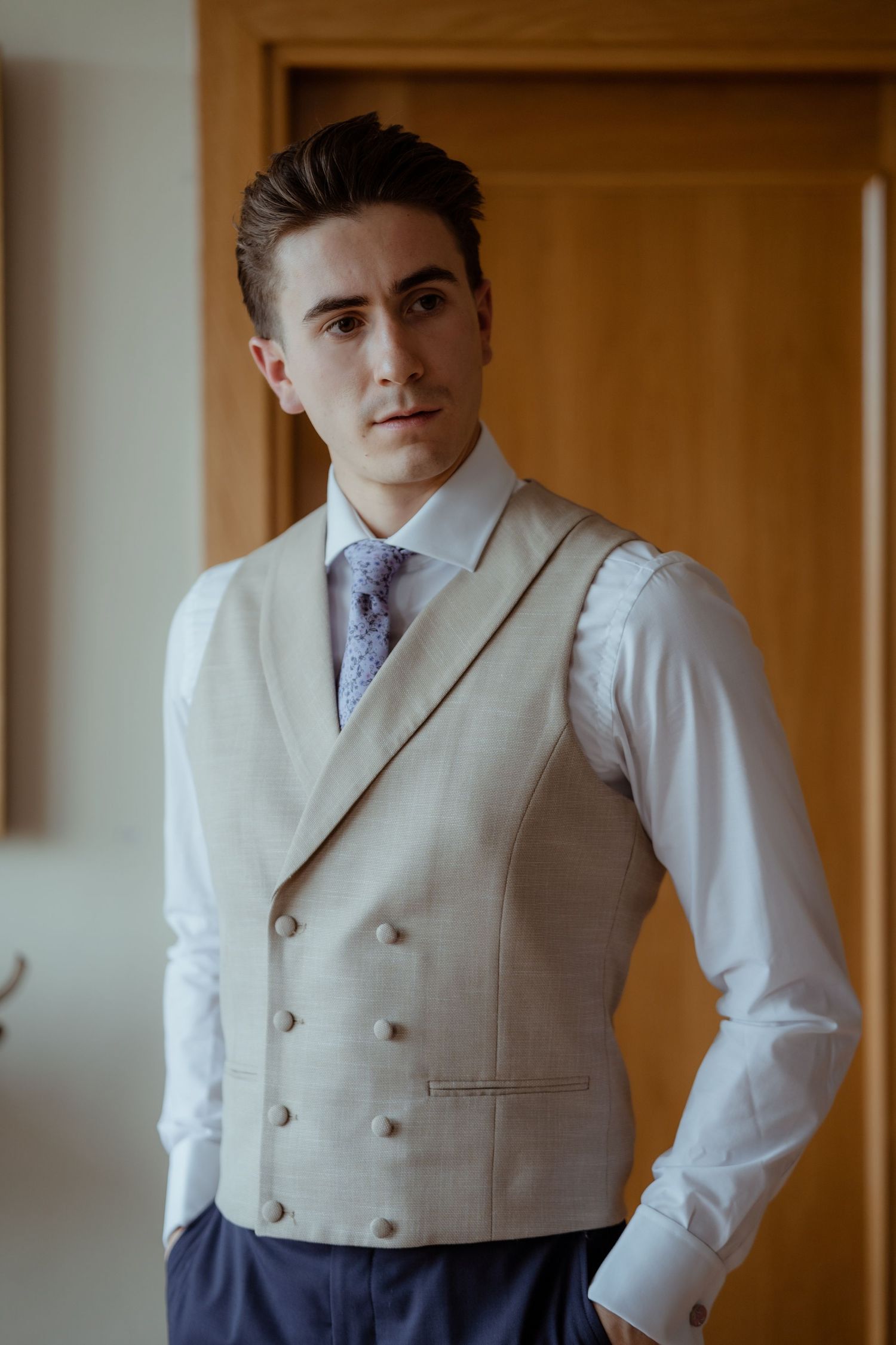 Retrato de novio durante los preparativos – fotógrafo de bodas Madrid