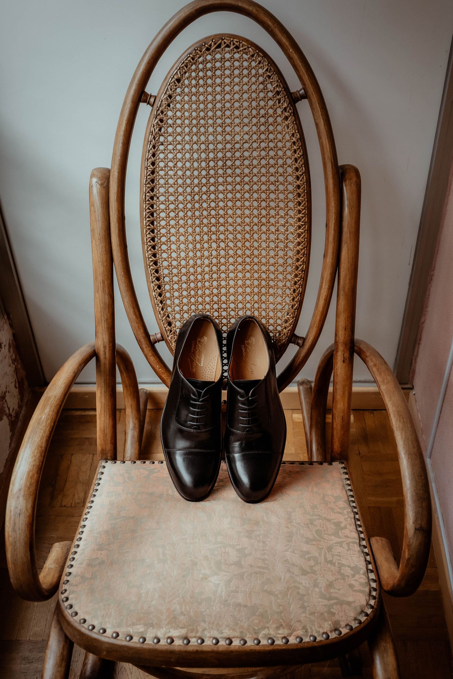 Zapatos de novia sobre silla – fotografía de bodas natural en Madrid por The Bowes