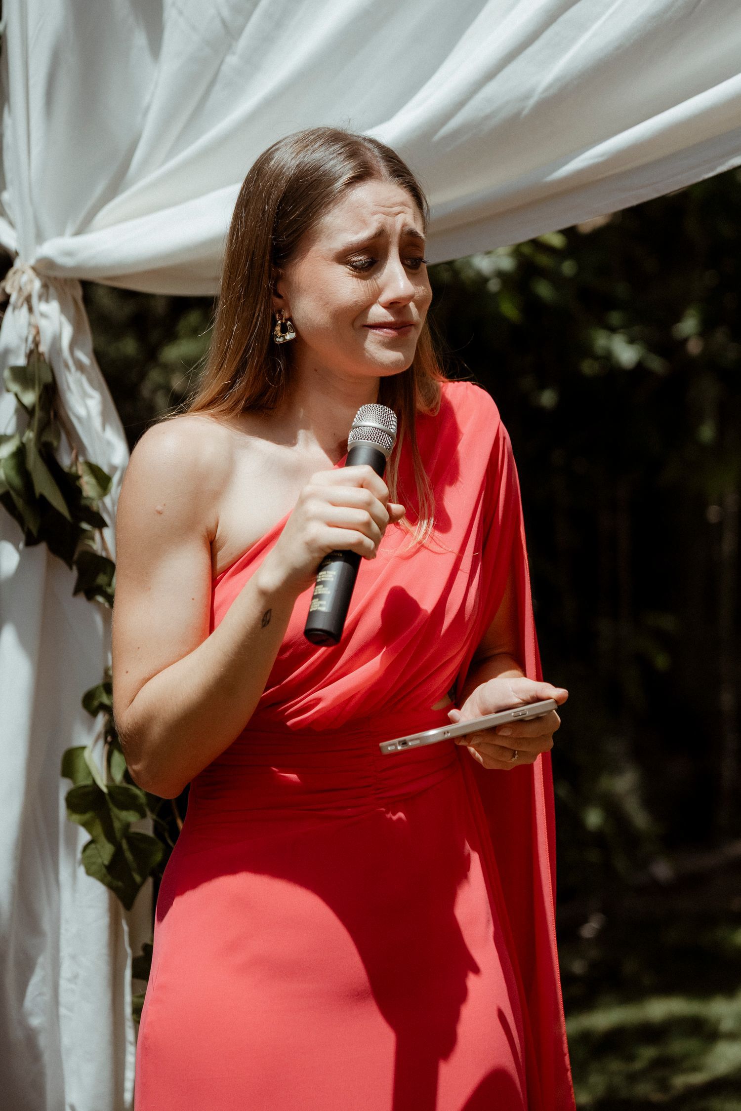 Invitada de boda con vestido rojo durante el cóctel – fotografía de bodas Madrid