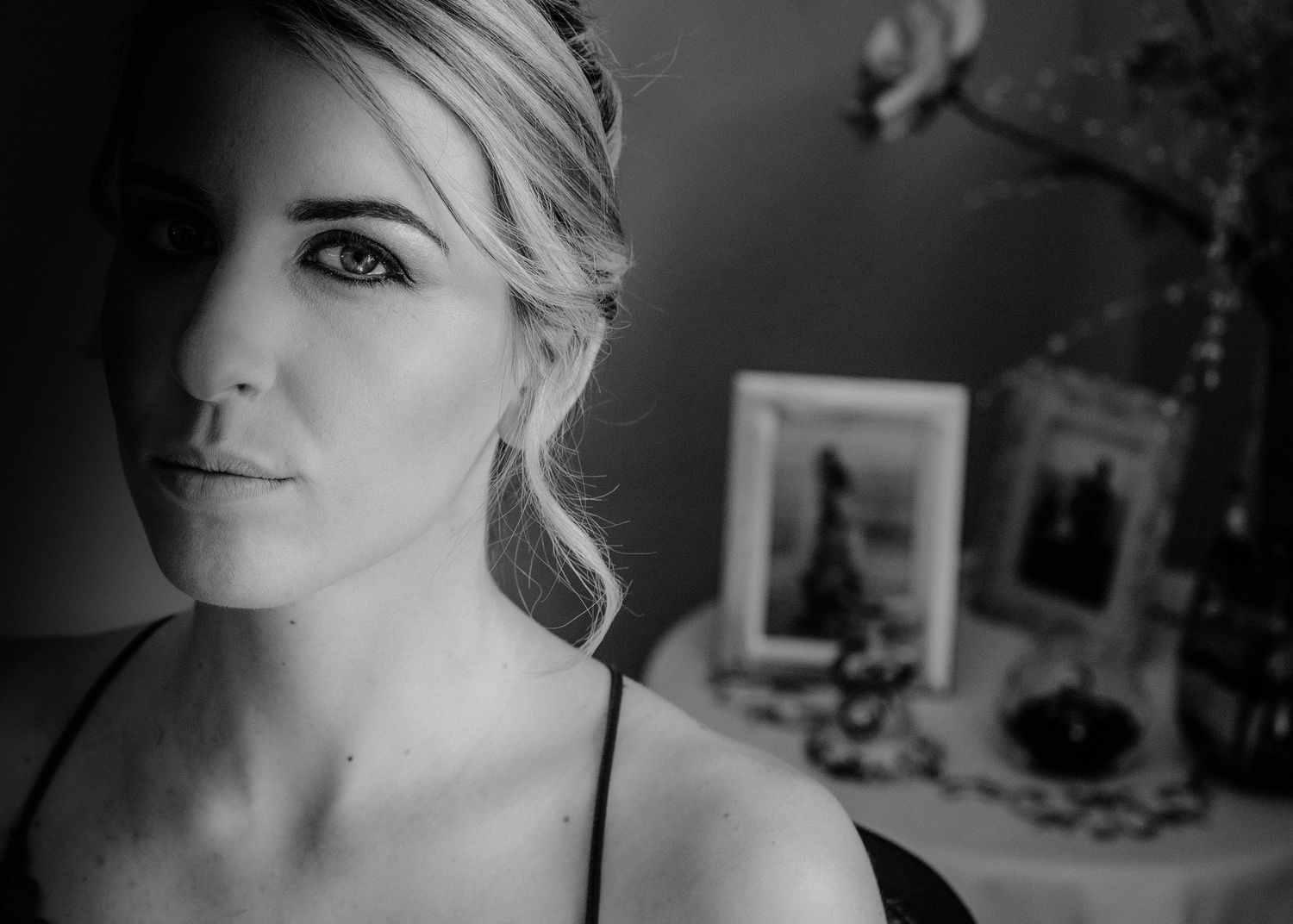 Retrato de novia en blanco y negro durante preparativos – fotógrafo de bodas Madrid