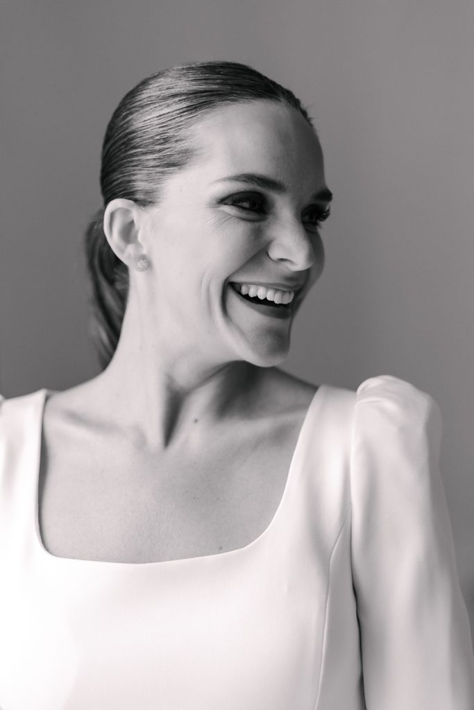 Novia durante los preparativos de boda en blanco y negro – fotógrafo de bodas Madrid