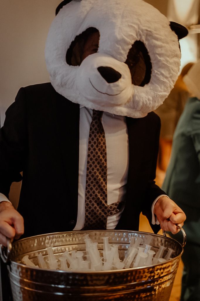 Invitado con máscara panda tocando tambor en boda – fotografía de bodas Madrid