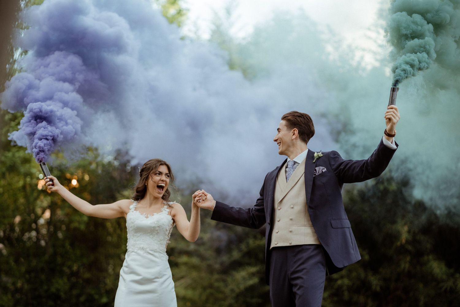 Sesión creativa de novios con humo de colores – fotografía de bodas Madrid
