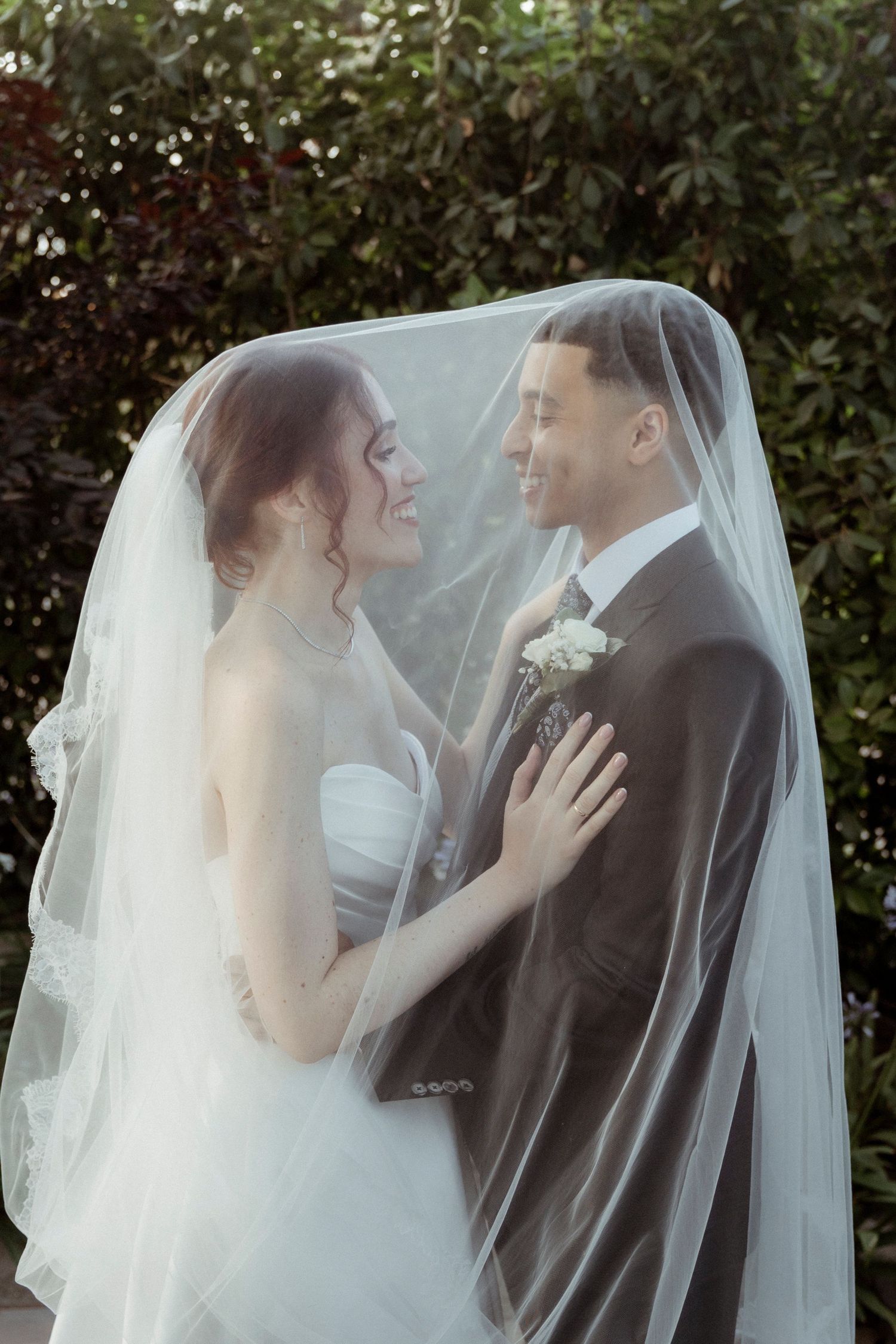Pareja de novios después de la ceremonia – fotografía de bodas en Madrid