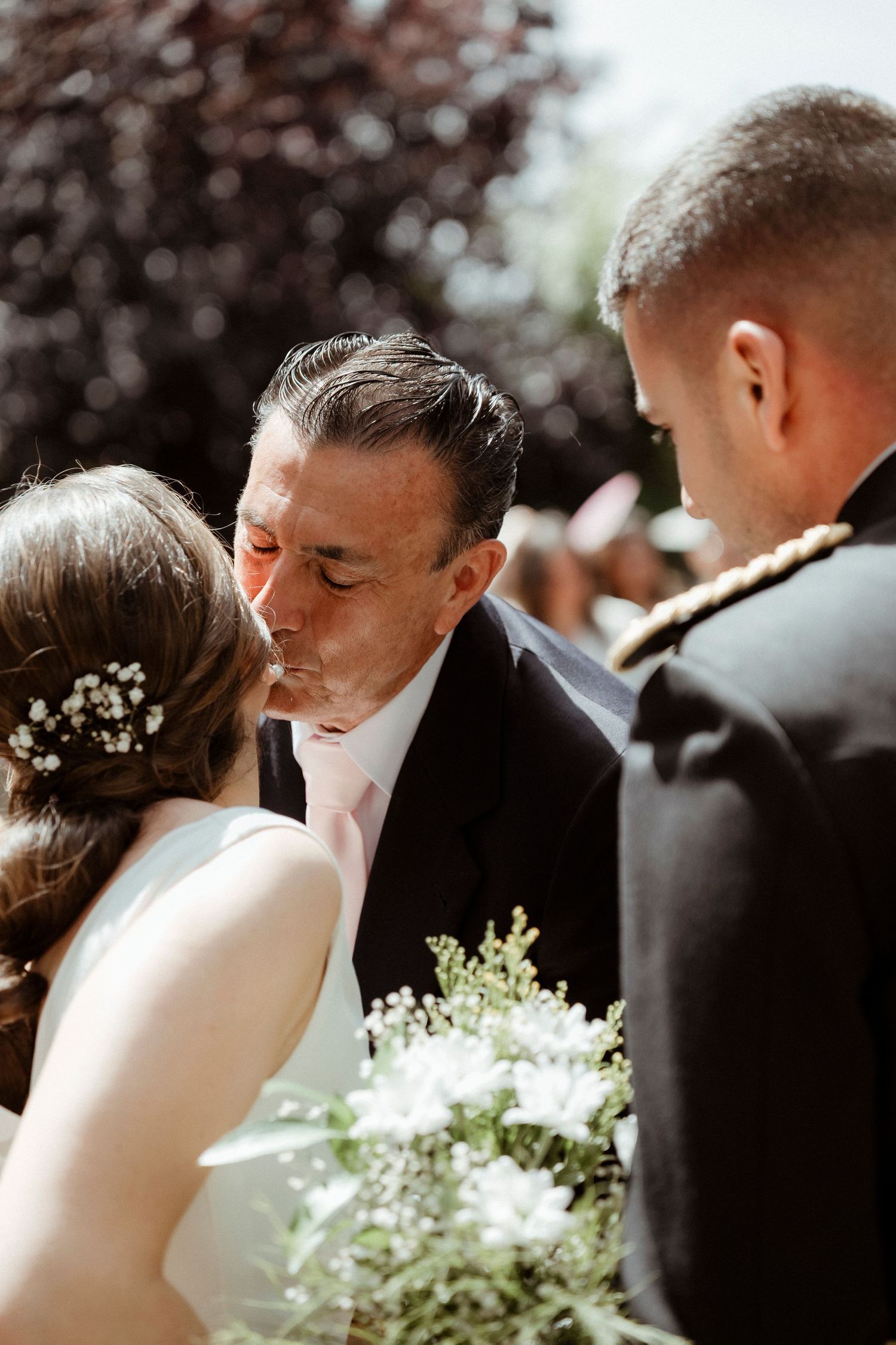 padre entregndo a la novia en el casamiento