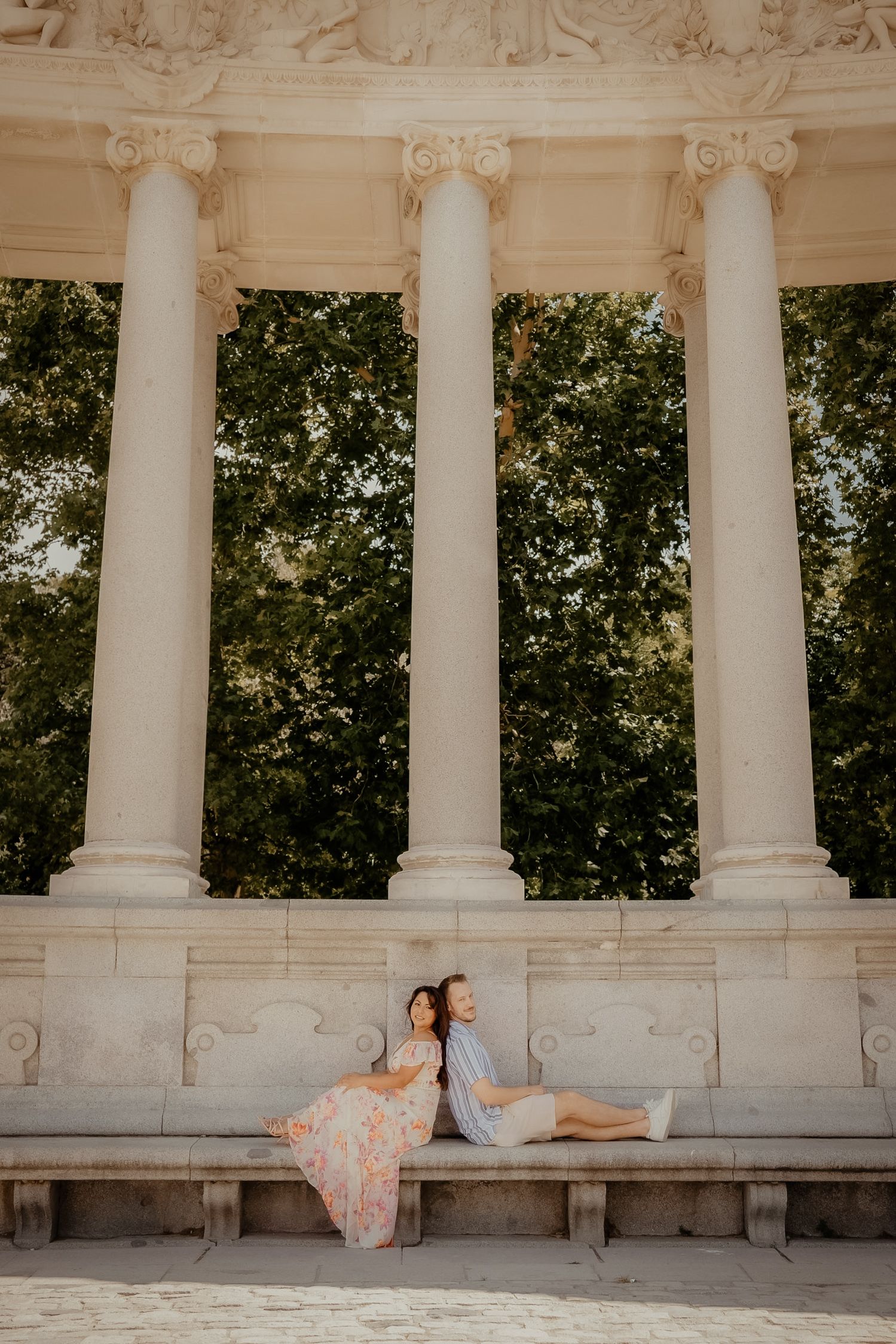 Sesión de pareja en columnas clásicas – fotógrafo de bodas Madrid editorial