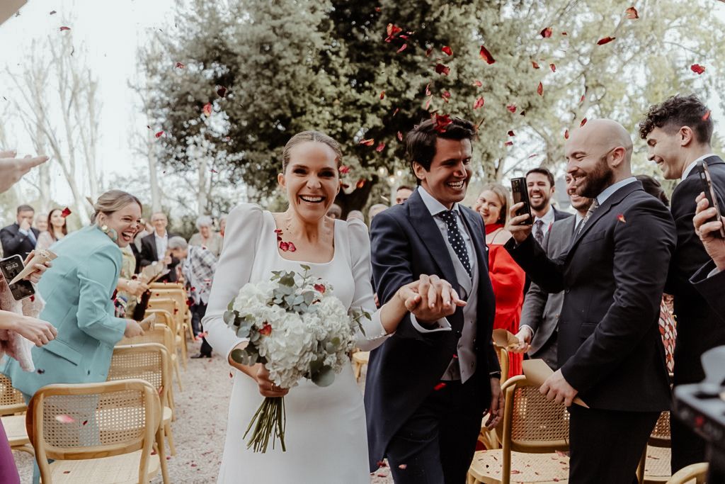 Salida de novios entre invitados en ceremonia – fotógrafo de bodas Madrid