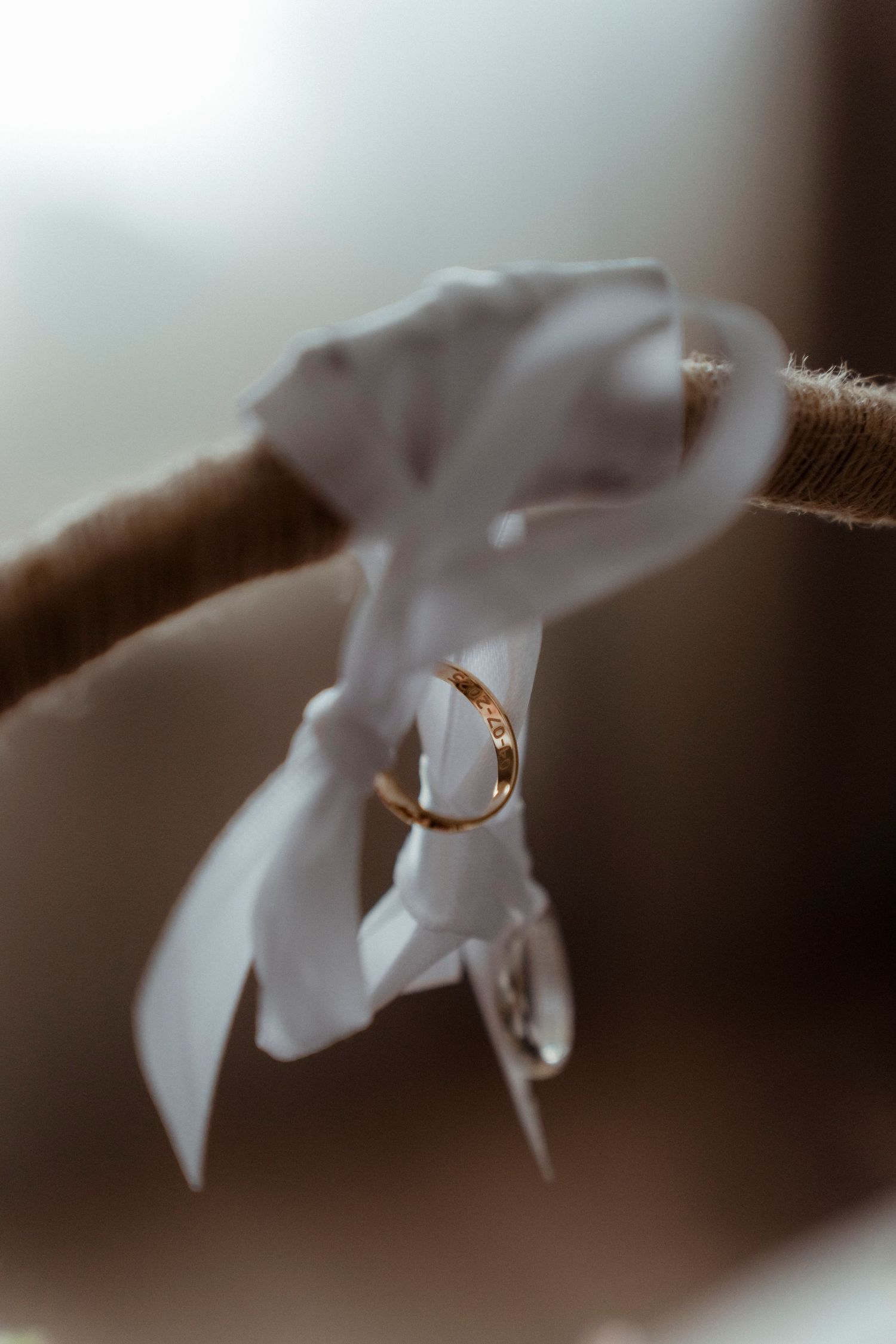 Detalles de pendientes y joyas de novia – fotógrafo de bodas Madrid