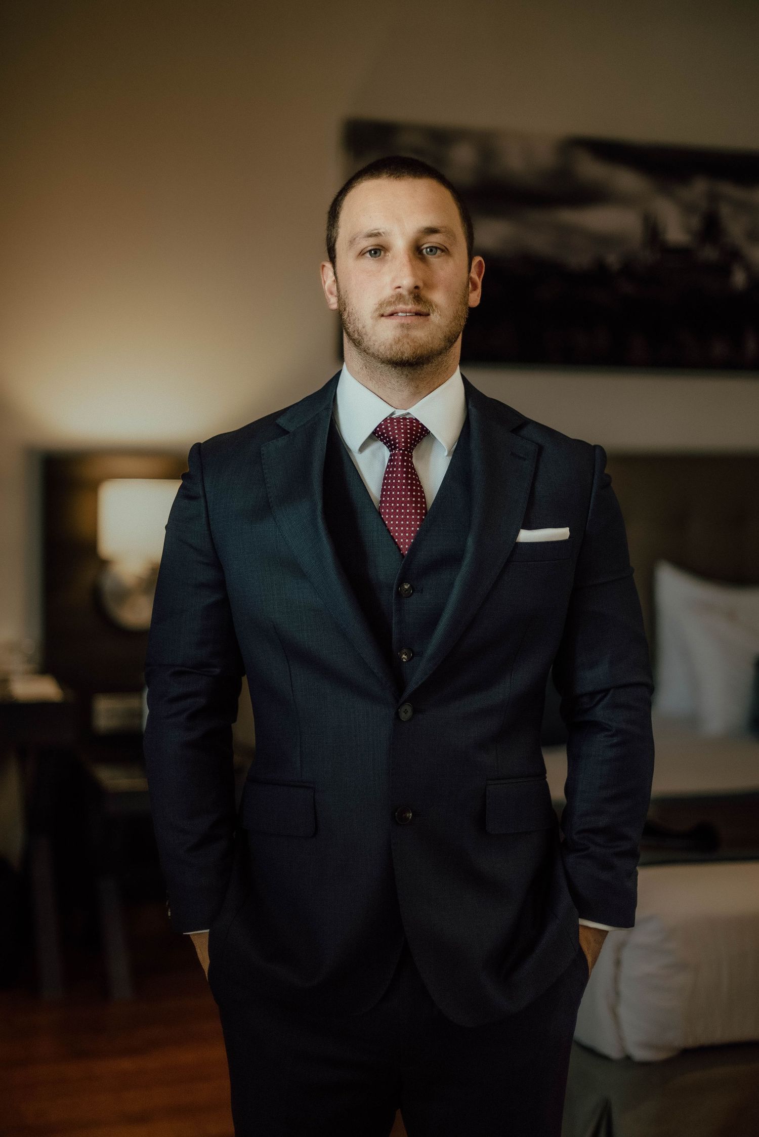 Retrato de novio elegante en hotel – fotógrafo de bodas Madrid
