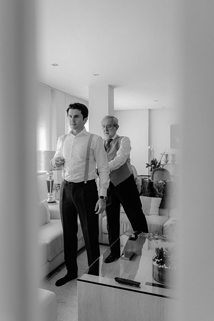 padre e hijo en los preparativos de boda