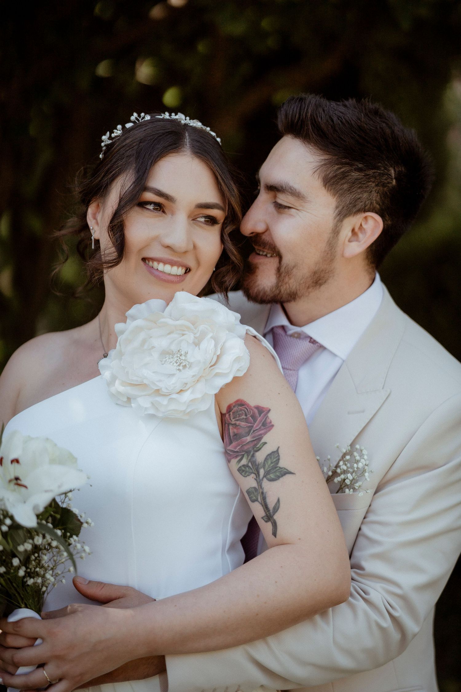 Pareja abrazándose en exterior – fotografía de bodas Madrid natural