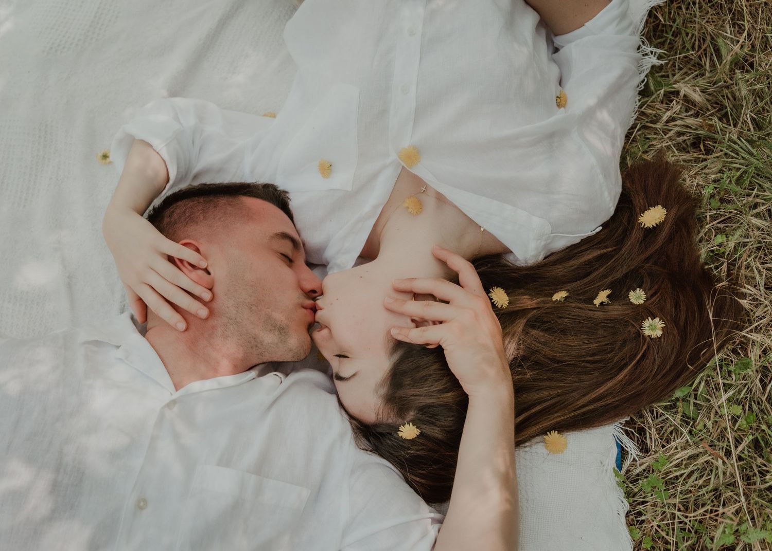 Pareja tumbada en el campo durante sesión preboda – fotógrafo de bodas Madrid