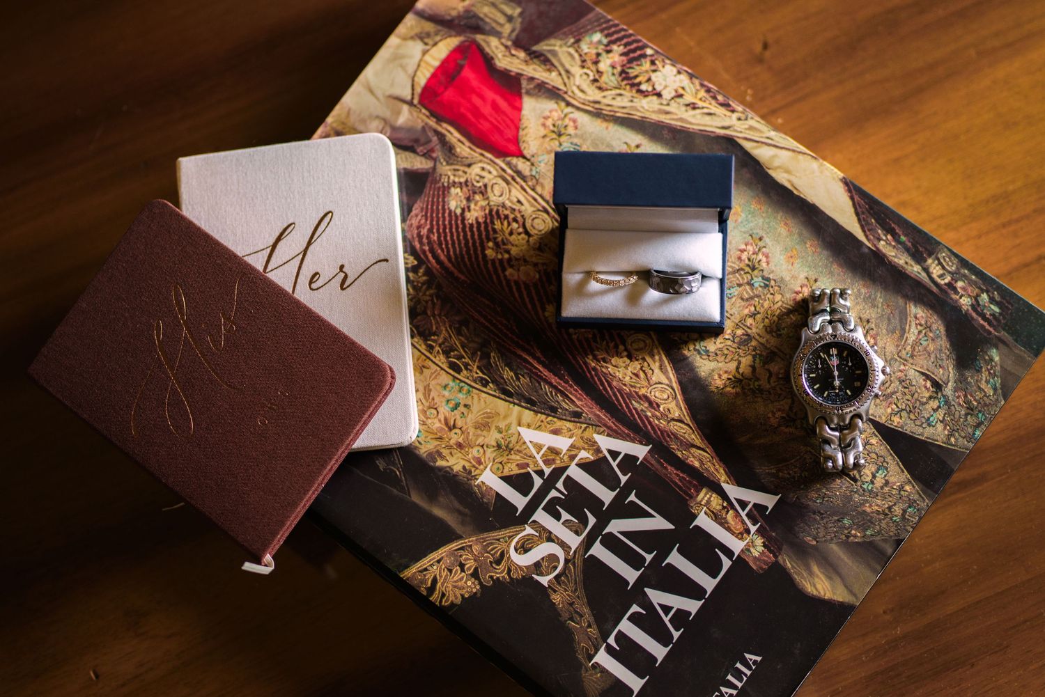 wedding photographer Tuscany Como Venice Rome and Italian travel book on a wooden surface.