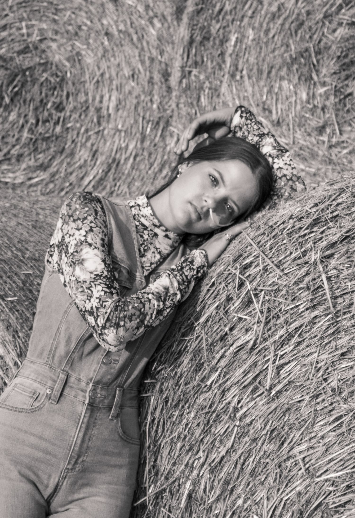 senior portrait portrait photos western fashion and lifestyle western photoshoot hay bales
