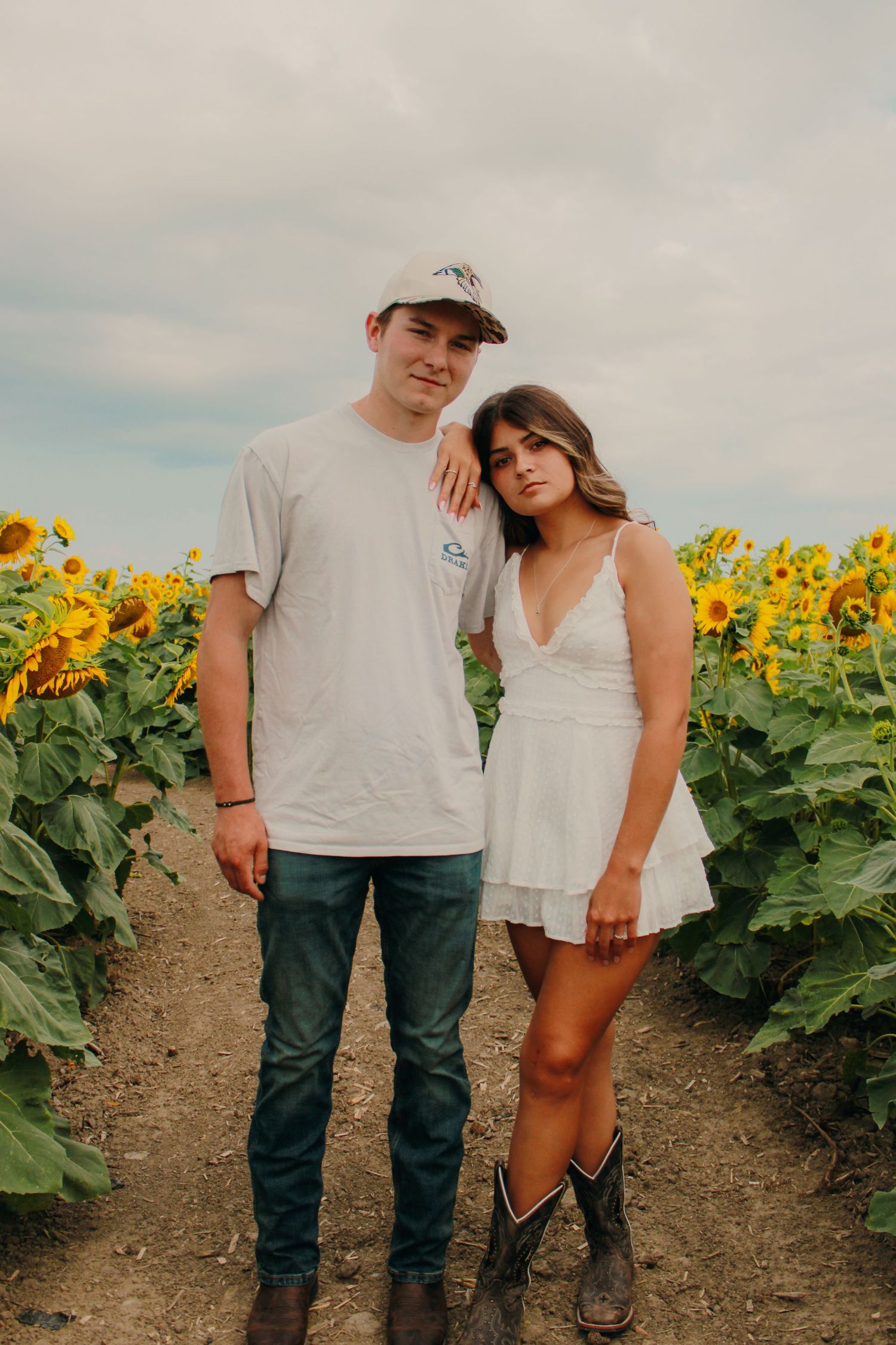 couple photoshoot sunflower couple photos
