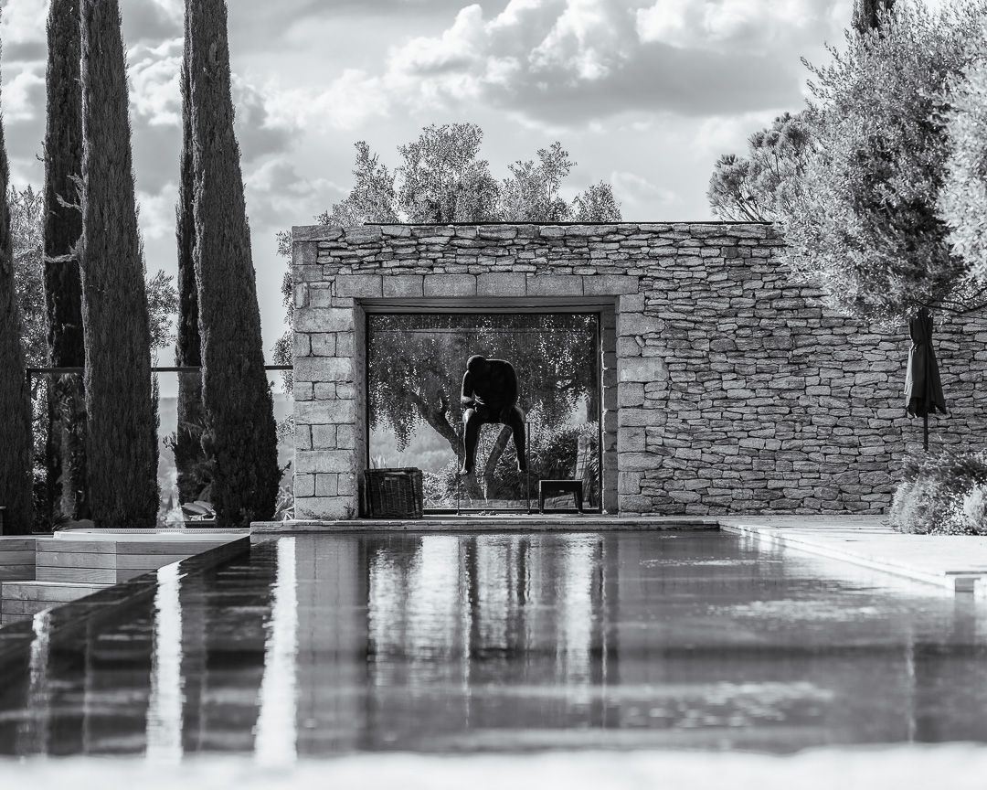 Black and white image of infinity pool at a Provence wedding in France