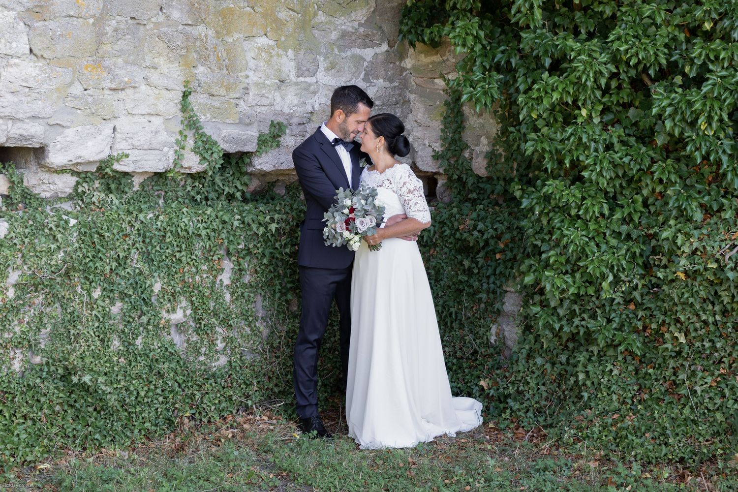Bröllopsfotografering vid ruin på gotland eksta kusten, vägg med murgröna bröllopsporträtt utomhus fotograf Emeraldweddings bröllop djupvik