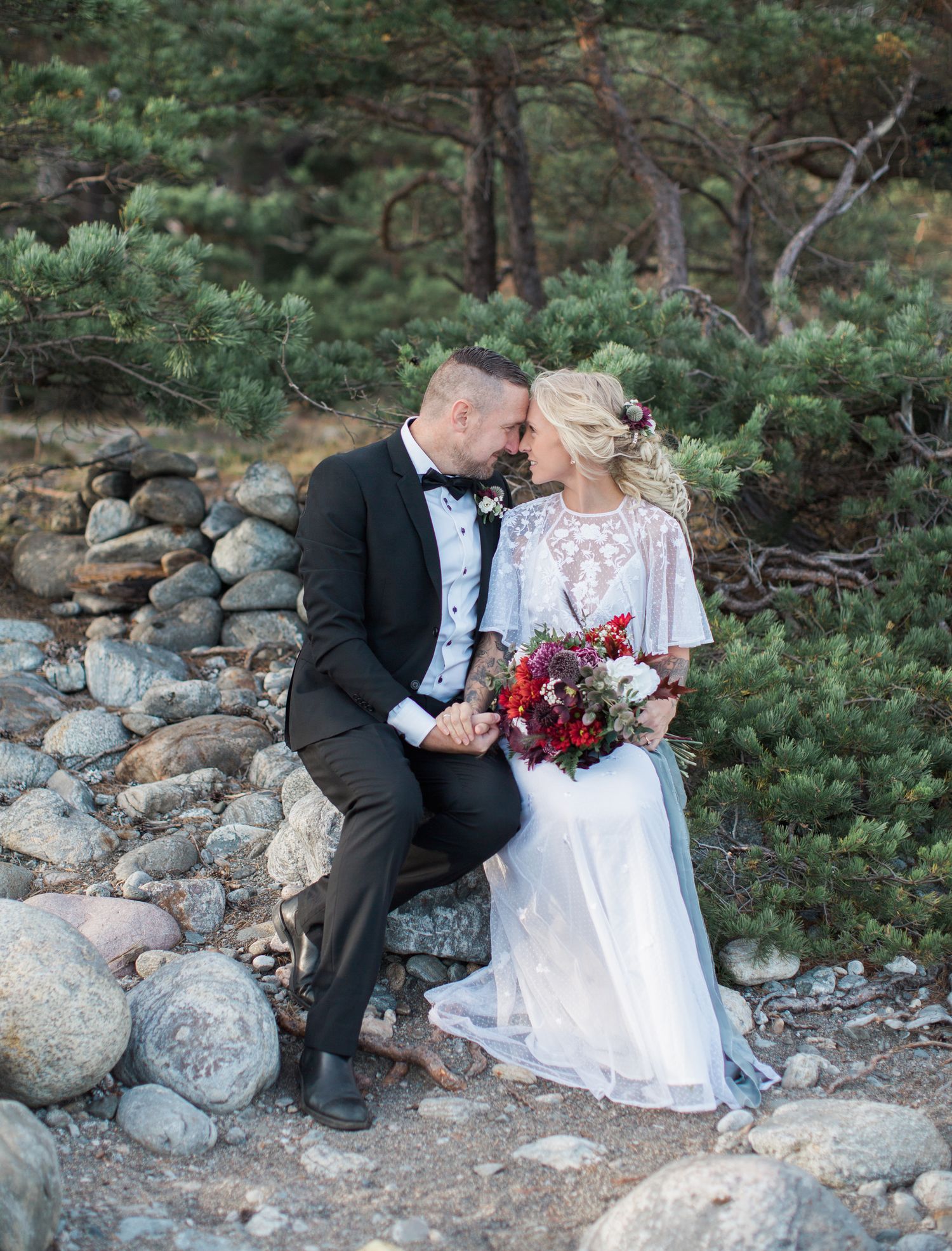brudpar på Torö stenstrand Nynäshamns skärgård bröllopsfotografnynäshamn bröllopinynäshamn porträtt Toröstenstrand