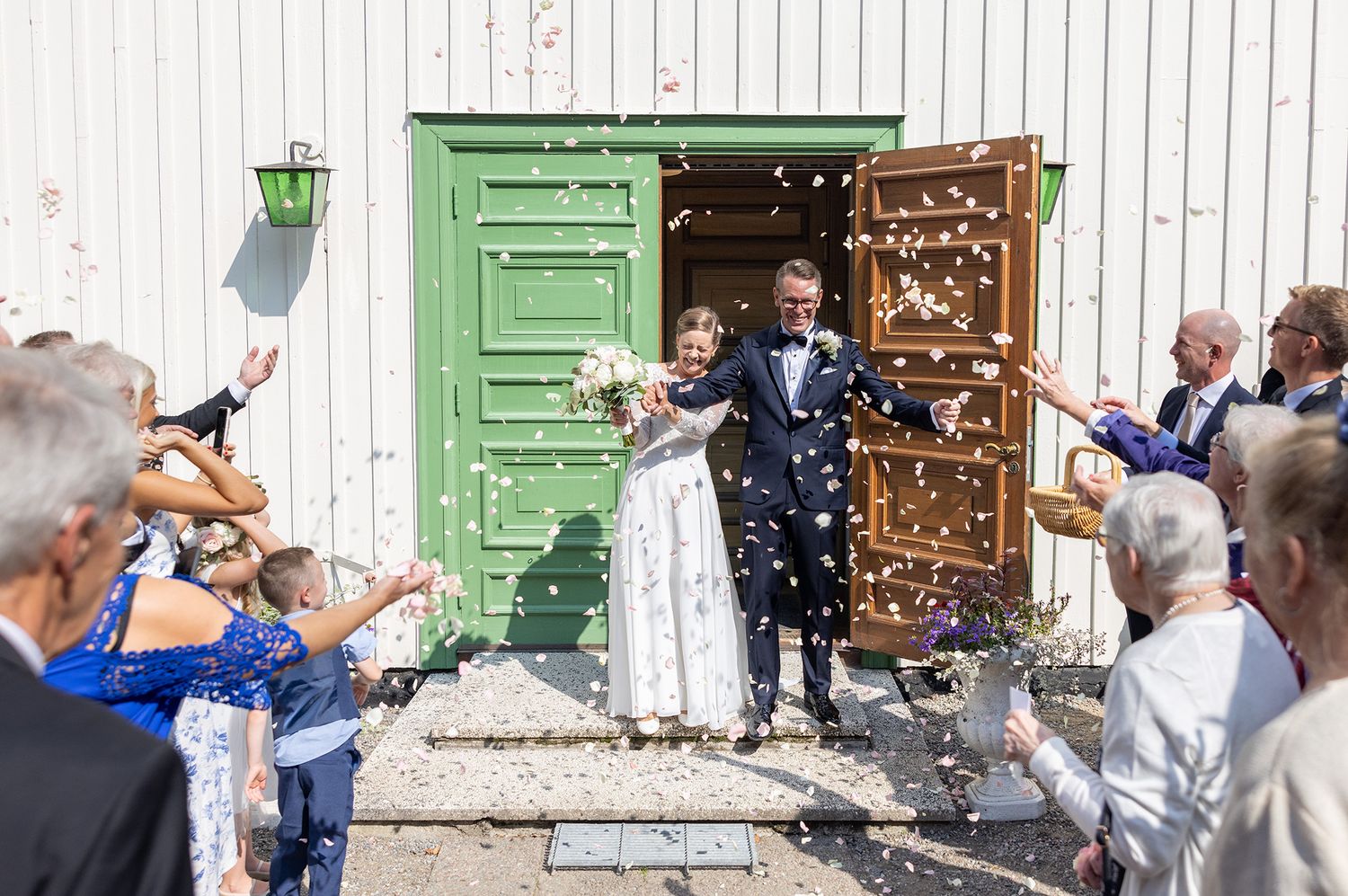 konfetti regn utanför muskökyrka