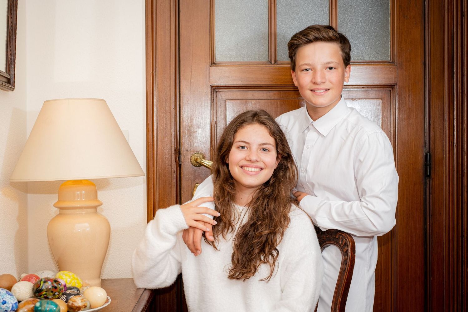 Portrait d'un jeune homme et d'une jeune fille souriants lors d'un événement familial par le photographe Jérémie Botte.
