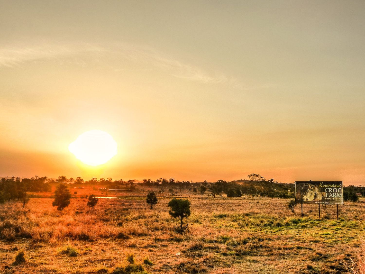 Photographie de paysage en Australie montrant un grand coucher de soleil doré dans le Queensland par le photographe Jérémie Botte.