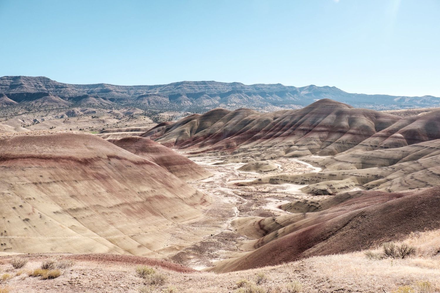 Les collines arides et striées de strates colorées de Painted Hills dans l'Oregon, par Jérémie Botte.