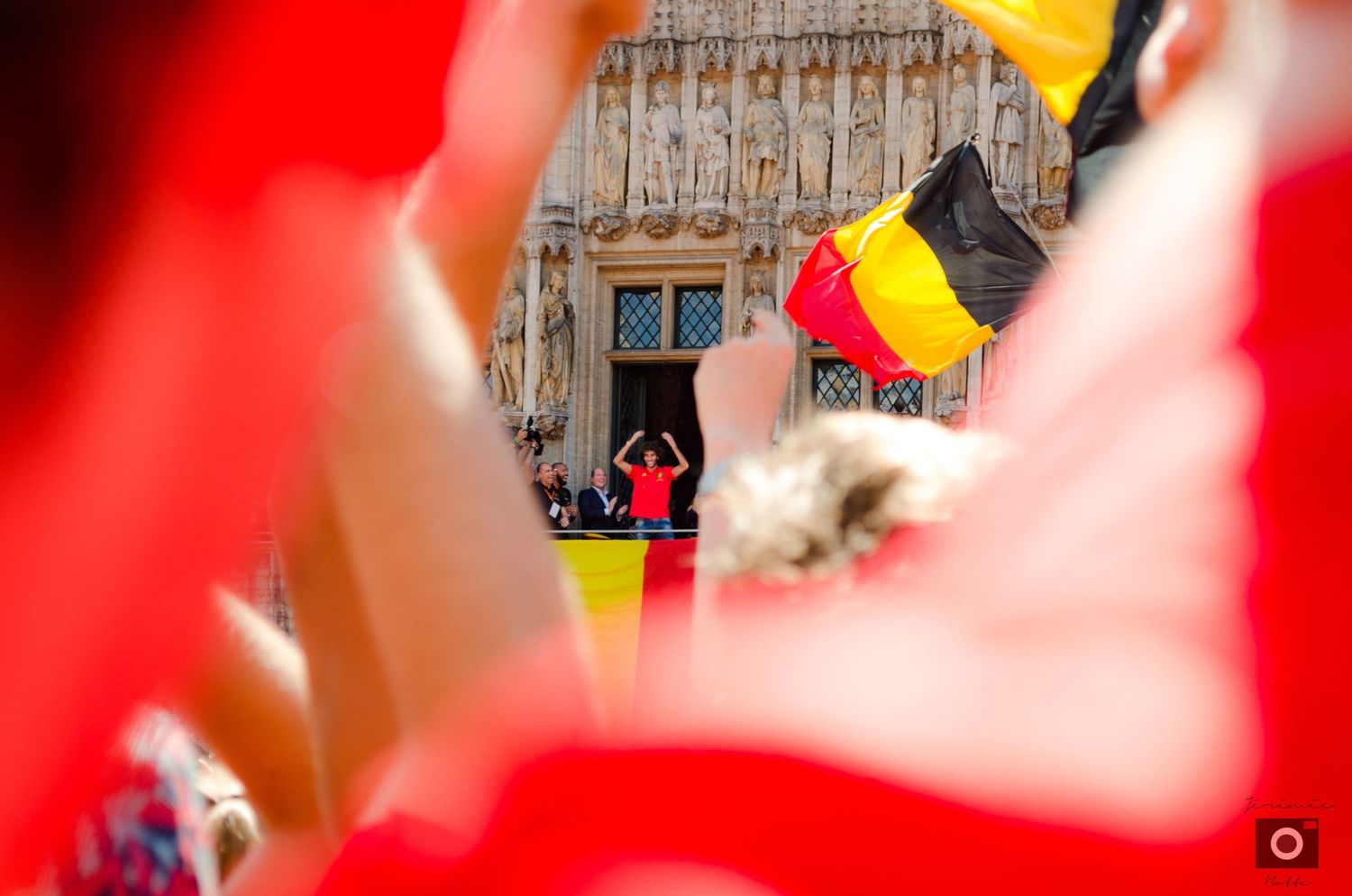 L'équipe de football belge salue la foule depuis le balcon de l'Hôtel de Ville de Bruxelles par Jérémie Botte.