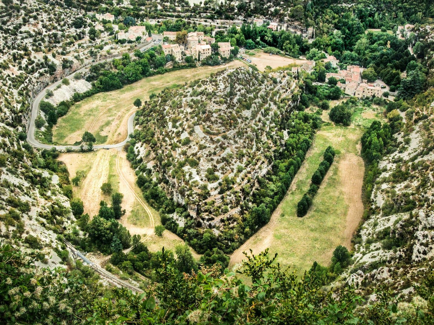 Photographie aérienne du Cirque de Navacelles en France mettant en valeur le relief verdoyant des gorges par le photographe Jérémie Botte.