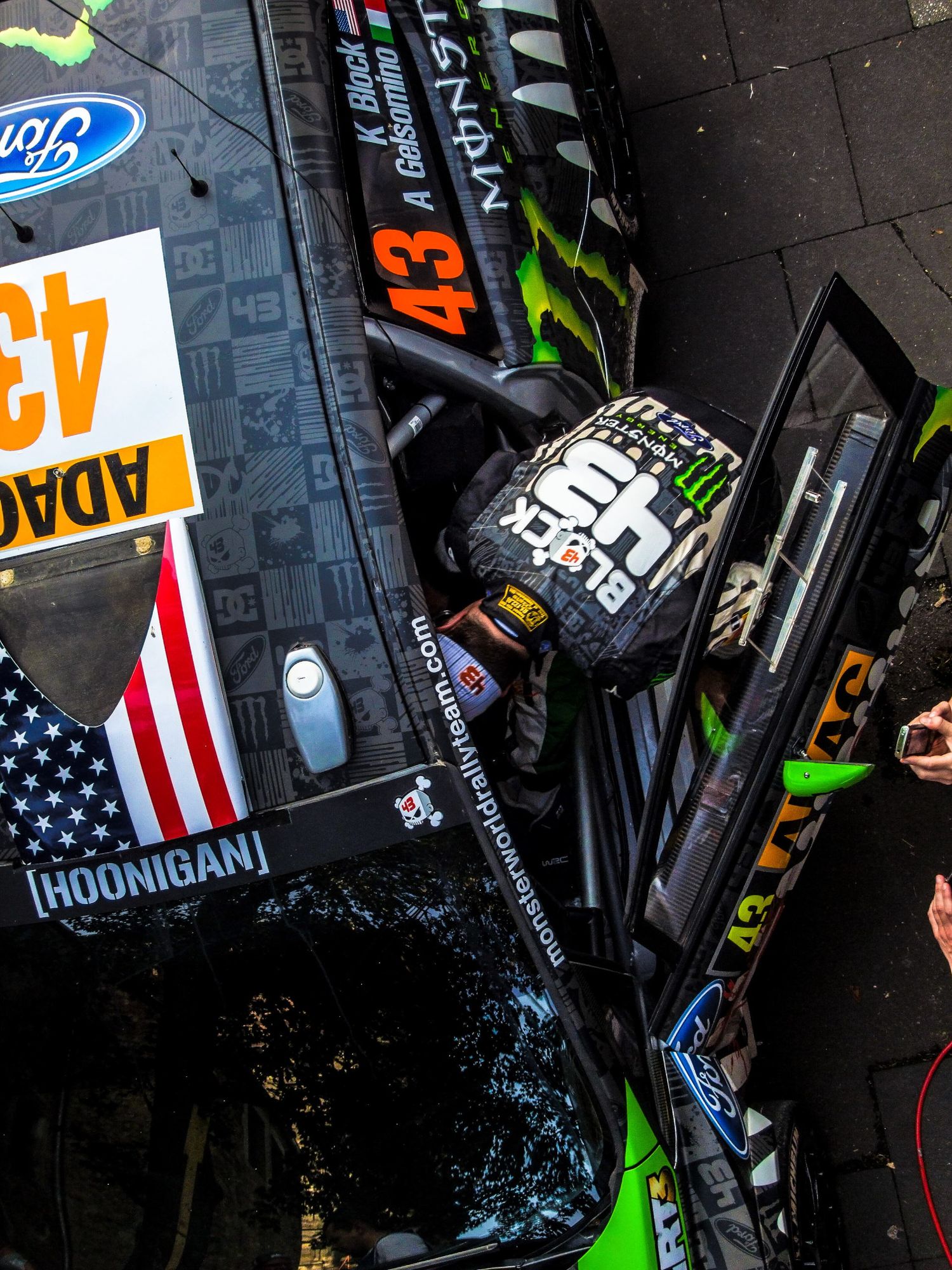 Vue aérienne rapprochée d’une voiture de rallye Hoonigan et de son pilote Ken Block en pleine action par Jérémie Botte.