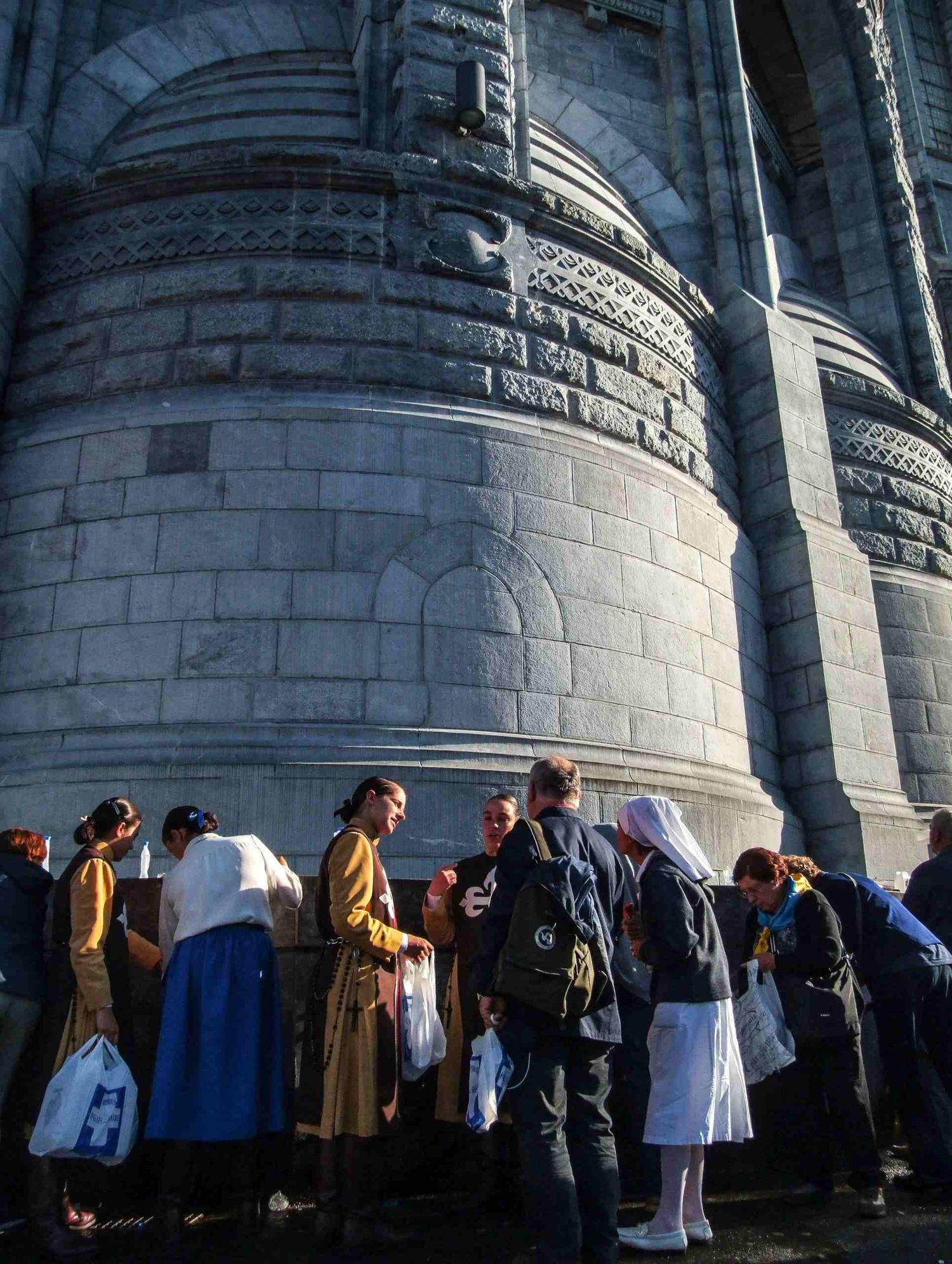 Des pellerins à Lourdes en France par Jérémie Botte.