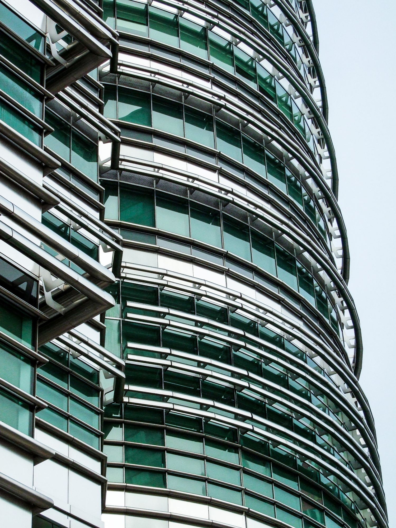 Plan rapproché sur l'architecture moderne et les vitres des Tours Petronas à Kuala Lumpur, par Jérémie Botte.