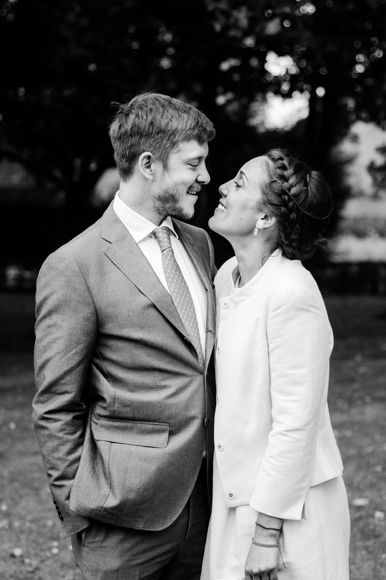 Portrait de mariage en noir et blanc d’un couple complice se regardant avec tendresse par le photographe Jérémie Botte.